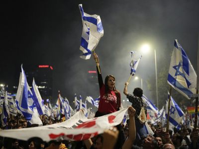 Демонстрация в Тель-Авиве против судебной реформы, 26.03.23. Фото: AP Демонстрация в Тель-Авиве против судебной реформы, 26.03.23. Фото: AP