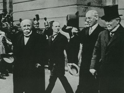Главы делегаций АНТАНТЫ в Версале: Ж.Клемансо, В.Вильсон, Д.Ллойд-Джордж. Фото: ru.wikipedia.org Главы делегаций АНТАНТЫ в Версале: Ж.Клемансо, В.Вильсон, Д.Ллойд-Джордж. Фото: ru.wikipedia.org
