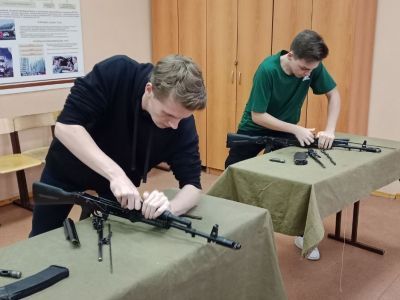 Школьники с оружием. Фото: Лев Владимиров, Каспаров.Ru Школьники с оружием. Фото: Лев Владимиров, Каспаров.Ru