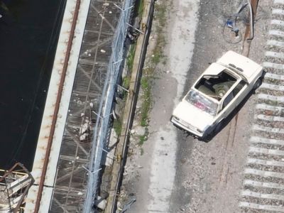 Странный автомобиль на дамбе Каховской ГЭС 28.05.23. Фото: AP Странный автомобиль на дамбе Каховской ГЭС 28.05.23. Фото: AP