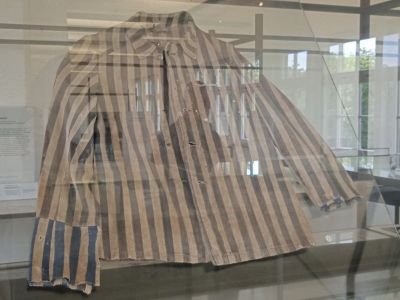 Роба заключенного концлагеря в Нойенгамме. Фото: t.me/zapiski_na_pachke_durex Роба заключенного концлагеря в Нойенгамме. Фото: t.me/zapiski_na_pachke_durex