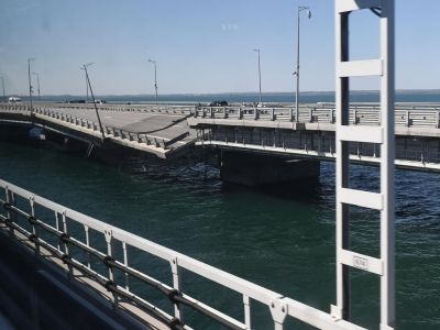 Поврежденная часть на Крымском мосту после взрыва 17 июля 2023 года. Фото: Константин Михальчевский / РИА Новости Поврежденная часть на Крымском мосту после взрыва 17 июля 2023 года. Фото: Константин Михальчевский / РИА Новости