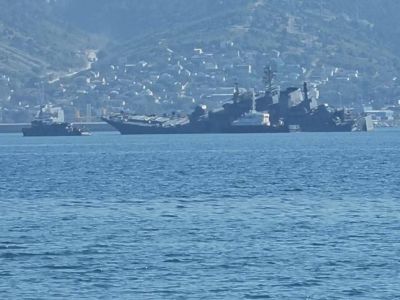 Поврежденный атакой дронов большой десантный корабль в Новороссийске. Фото: t.me/arrowsmap