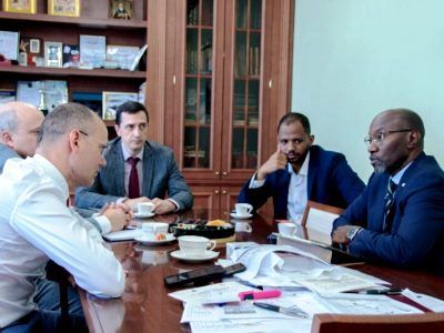 Обучим дешево! Фото: Сергей Горчаков, Каспаров.Ru Обучим дешево! Фото: Сергей Горчаков, Каспаров.Ru