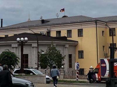 Флаг Нагорного Карабаха (Арцаха) над Степанакертом, 21.09.23. Фото: t.me/parstodayrussian Флаг Нагорного Карабаха (Арцаха) над Степанакертом, 21.09.23. Фото: t.me/parstodayrussian