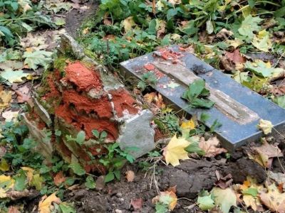 Снесенный мемориал жертвам сталинских репрессий на Князь-Владимирском кладбище (Владимир). Фото: t.me/astrapress Снесенный мемориал жертвам сталинских репрессий на Князь-Владимирском кладбище (Владимир). Фото: t.me/astrapress