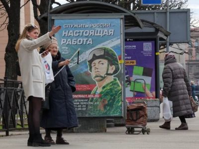 Реклама службы в российской армии на улице Санкт-Петербурга. Слоган гласит: "Служить России — настоящая работа". Фото: Anton Vaganov / Reuters Реклама службы в российской армии на улице Санкт-Петербурга. Слоган гласит: "Служить России — настоящая работа". Фото: Anton Vaganov / Reuters