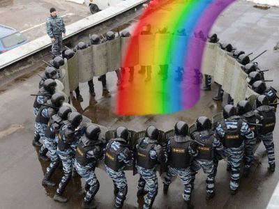 ОМОН и пойманная радуга. Коллаж: соцсети ОМОН и пойманная радуга. Коллаж: соцсети