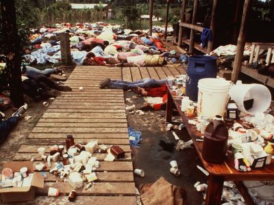 Последствия массового самоубийства в Джонстауне (Гайана), 18.11.1978. Фото: lenta.ru Последствия массового самоубийства в Джонстауне (Гайана), 18.11.1978. Фото: lenta.ru