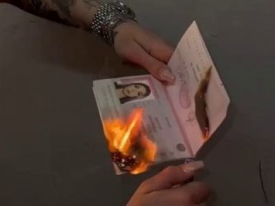 Сожжение загранпаспорта блогершей Евгенией Кофман из Брянска. Скрин видео: t.me/astrapress Сожжение загранпаспорта блогершей Евгенией Кофман из Брянска. Скрин видео: t.me/astrapress