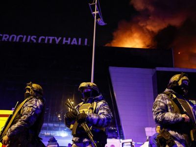 Силовики у здания "Крокус Сити Холла". Фото: Максим Шеметов / Reuters Силовики у здания "Крокус Сити Холла". Фото: Максим Шеметов / Reuters