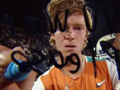 Теннисист Андрей Рублев пишет на камере "нет войне, пожалуйста" после выхода в финал турнира в Дубае. Кадр из видео Теннисист Андрей Рублев пишет на камере "нет войне, пожалуйста" после выхода в финал турнира в Дубае. Кадр из видео