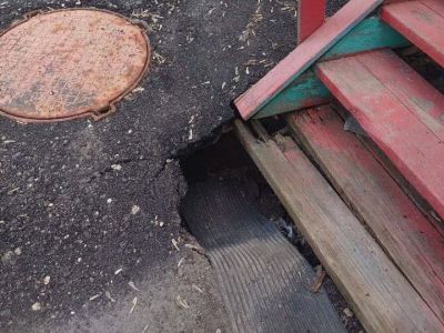 Провал в асфальте. Фото: Лев Владимиров, Каспаров.Ru Провал в асфальте. Фото: Лев Владимиров, Каспаров.Ru