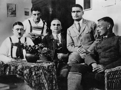 Адольф Гитлер и его сторонники в Ландсбергской тюрьме, 1924. Фото: Bildarchiv Preussischer Kulturbesitz Адольф Гитлер и его сторонники в Ландсбергской тюрьме, 1924. Фото: Bildarchiv Preussischer Kulturbesitz