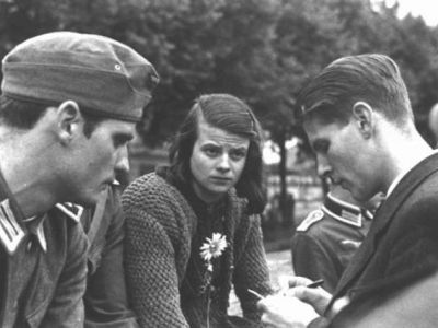 Участники "Белой розы" Ганс и Софи Шолль и Кристоф Пробст. Фото: ullstein bild/AKG/George J. Wittenstein Участники "Белой розы" Ганс и Софи Шолль и Кристоф Пробст. Фото: ullstein bild/AKG/George J. Wittenstein