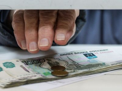 Пенсионер получает пенсию в одном из отделений "Почты России". Фото: Александр Кряжев / РИА Новости Пенсионер получает пенсию в одном из отделений "Почты России". Фото: Александр Кряжев / РИА Новости