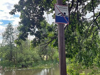 Пляж у опасного болота. Фото: Александр Воронин. Каспаров.Ru Пляж у опасного болота. Фото: Александр Воронин. Каспаров.Ru