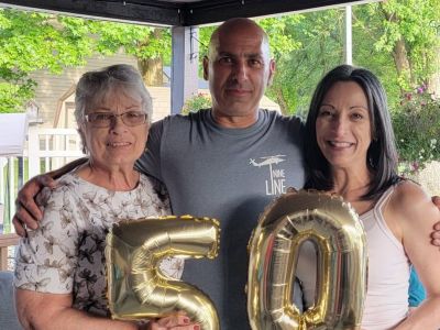 Пожарный Кори Комператор, убитый при покушении на Трампа, и семья жертвы. Фото: t.me/mskuratov Пожарный Кори Комператор, убитый при покушении на Трампа, и семья жертвы. Фото: t.me/mskuratov