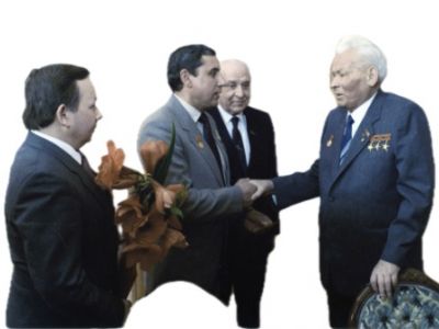 Вручение в Центральной кремлевской больнице Константину Черненко удостоверения об избрании депутатом Верховного Совета РСФСР, 28.02.1985. Фото: kremlinhill.com Вручение в Центральной кремлевской больнице Константину Черненко удостоверения об избрании депутатом Верховного Совета РСФСР, 28.02.1985. Фото: kremlinhill.com