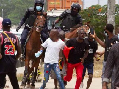 Разгон протестов конной полицией в Анголе. Фото: vkrizis.info Разгон протестов конной полицией в Анголе. Фото: vkrizis.info