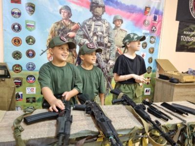 Патриотическое воспитание детей. Фото: Лев Владимиров, Каспаров.Ru Патриотическое воспитание детей. Фото: Лев Владимиров, Каспаров.Ru