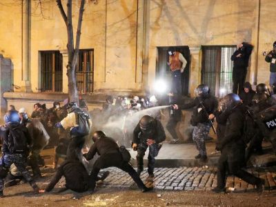 Полицейские разгоняют протестующих против отказа правительства Грузии проводить переговоры о вступлении в ЕС. Тбилиси, 29 ноября 2024 год. Фото: Ираклий Геденидзе / Reuters Полицейские разгоняют протестующих против отказа правительства Грузии проводить переговоры о вступлении в ЕС. Тбилиси, 29 ноября 2024 год. Фото: Ираклий Геденидзе / Reuters