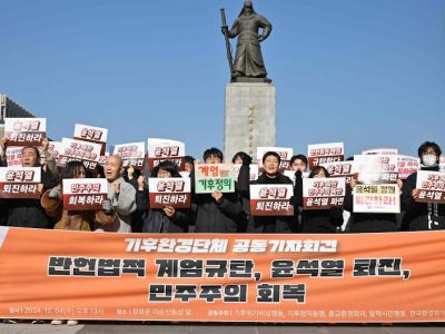Антипрезидентская демонстрация у памятника адмиралу Ли Сун Сину в Сеуле (Южная Корея). Фото: vkrizis.info Антипрезидентская демонстрация у памятника адмиралу Ли Сун Сину в Сеуле (Южная Корея). Фото: vkrizis.info
