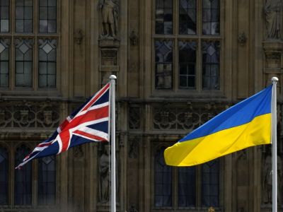 Флаги Британии и Украины. Фото: Frank Augstein / AP Photo Флаги Британии и Украины. Фото: Frank Augstein / AP Photo