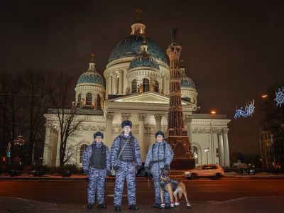 Полиция у Троице-Измайловского собора в рождественскую ночь, Санкт-Петербург, 7.01.25. Фото: t.me/fontankaspb Полиция у Троице-Измайловского собора в рождественскую ночь, Санкт-Петербург, 7.01.25. Фото: t.me/fontankaspb