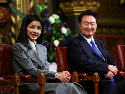 Президент Республики Корея Юн Сок Ёль и первая леди. Фото: lenta.ru Президент Республики Корея Юн Сок Ёль и первая леди. Фото: lenta.ru