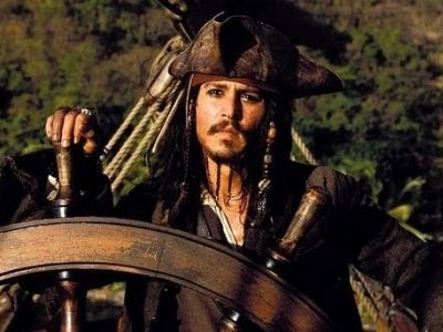 Капитан Джек Воробей из фильма "Пираты Карибского моря": pirates.fandom.com Капитан Джек Воробей из фильма "Пираты Карибского моря": pirates.fandom.com
