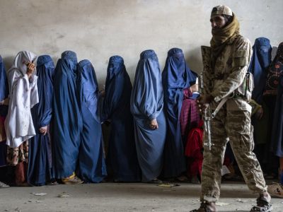 Боец Талибана стоит на страже, пока женщины ждут продовольственных пайков, выдаваемых гуманитарной группой в Кабуле, Афганистан, 23 мая 2023 года. Фото: Ebrahim Noroozi / AP Боец Талибана стоит на страже, пока женщины ждут продовольственных пайков, выдаваемых гуманитарной группой в Кабуле, Афганистан, 23 мая 2023 года. Фото: Ebrahim Noroozi / AP