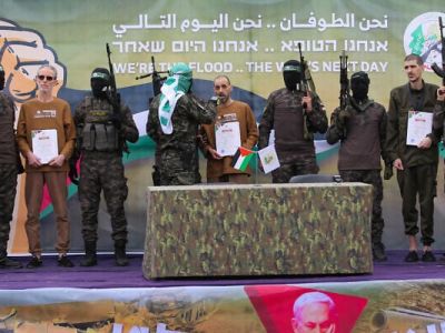 Боевики ХАМАС сопровождают (слева направо) Охада Бен Ами, Эли Шараби и Ора Леви на сцене перед передачей их команде Красного Креста в Дейр-эль-Балахе, центральная часть Газы, 8 февраля 2025 года. Фото: Abdel Kareem Hana / AP Photo Боевики ХАМАС сопровождают (слева направо) Охада Бен Ами, Эли Шараби и Ора Леви на сцене перед передачей их команде Красного Креста в Дейр-эль-Балахе, центральная часть Газы, 8 февраля 2025 года. Фото: Abdel Kareem Hana / AP Photo