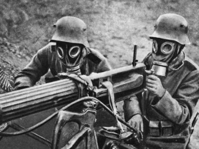 Кайзеровские солдаты в противогазах и с пулеметом. Фото: ru.wikipedia.org Кайзеровские солдаты в противогазах и с пулеметом. Фото: ru.wikipedia.org