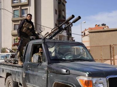 Предположительно вооруженные сторонники нового сирийского правительства на улице в Латакии. Фото: Karam al-Masri / Reuters Предположительно вооруженные сторонники нового сирийского правительства на улице в Латакии. Фото: Karam al-Masri / Reuters