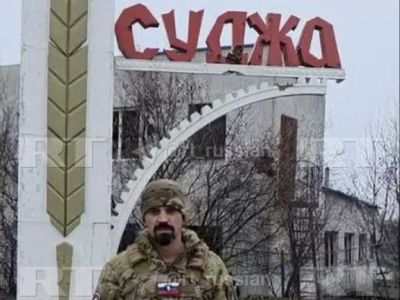 Российский военный на фоне знака "Суджа' Российский военный на фоне знака "Суджа'