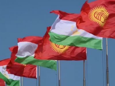 Флаги Кыргызстана и Таджикистана. Фото: t.me/orda_kz Флаги Кыргызстана и Таджикистана. Фото: t.me/orda_kz