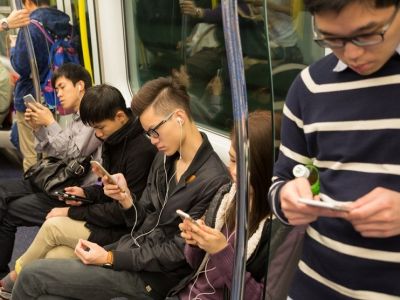 Люди в метро с мобильными телефонами. Фото: asiaplustj.info Люди в метро с мобильными телефонами. Фото: asiaplustj.info
