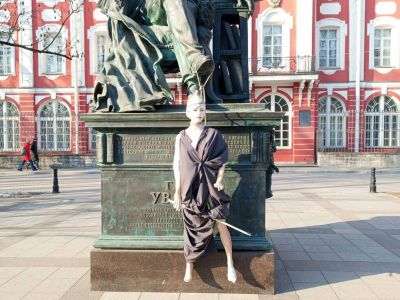Богиня Минерва - символ СПбГУ - "повесившаяся" на памятнике графу Уварову. Фото: t.me/paperpaper_ru Богиня Минерва - символ СПбГУ - "повесившаяся" на памятнике графу Уварову. Фото: t.me/paperpaper_ru