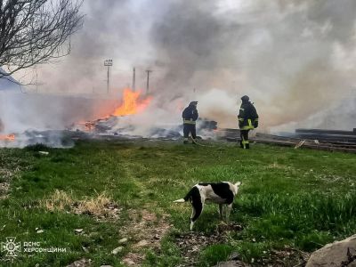 Спасатели ликвидируют пожар после обстрела Херсона, 27.03.25. Фото: ГСЧС Украины Спасатели ликвидируют пожар после обстрела Херсона, 27.03.25. Фото: ГСЧС Украины