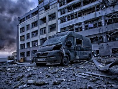 Поврежденный автомобиль возле бизнес-центра в Оболонском районе Киева, 6 апреля 2025 года Yan Dobronosov / Global Images Ukraine / Getty Images Поврежденный автомобиль возле бизнес-центра в Оболонском районе Киева, 6 апреля 2025 года Yan Dobronosov / Global Images Ukraine / Getty Images