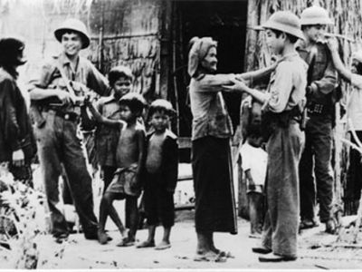 Бойцы Народной армии Вьетнама и жители освобожденной Кампучии. Фото: image.vovworld.vn Бойцы Народной армии Вьетнама и жители освобожденной Кампучии. Фото: image.vovworld.vn