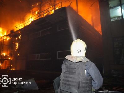 Спасатели ликвидируют пожар. Фото: ГСЧС Украины