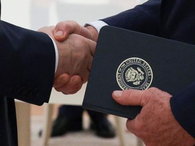 Рукопожатие. Фото: en.iz.ru Рукопожатие. Фото: en.iz.ru