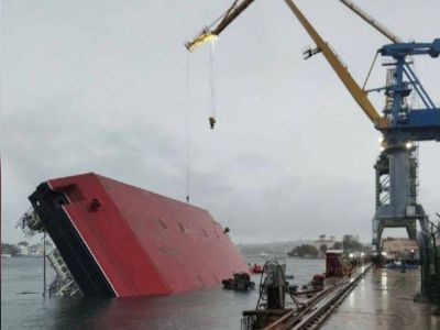 Перевернулся плавкран. Фото: t.me/sledcomcrimea