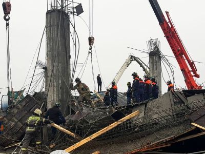 Обрушение строящегося ангара. Фото: МЧС Обрушение строящегося ангара. Фото: МЧС