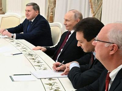 Ушаков, Путин, Дмитриев – переговоры. Фото: iz.ru Ушаков, Путин, Дмитриев – переговоры. Фото: iz.ru