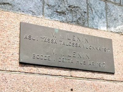 "В этом доме в 1917 году жил В.И.Ленин" – табличка в Хельсинки. Фото: Ю.Щербачев